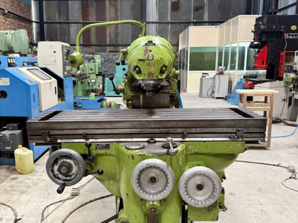 Universal milling machine