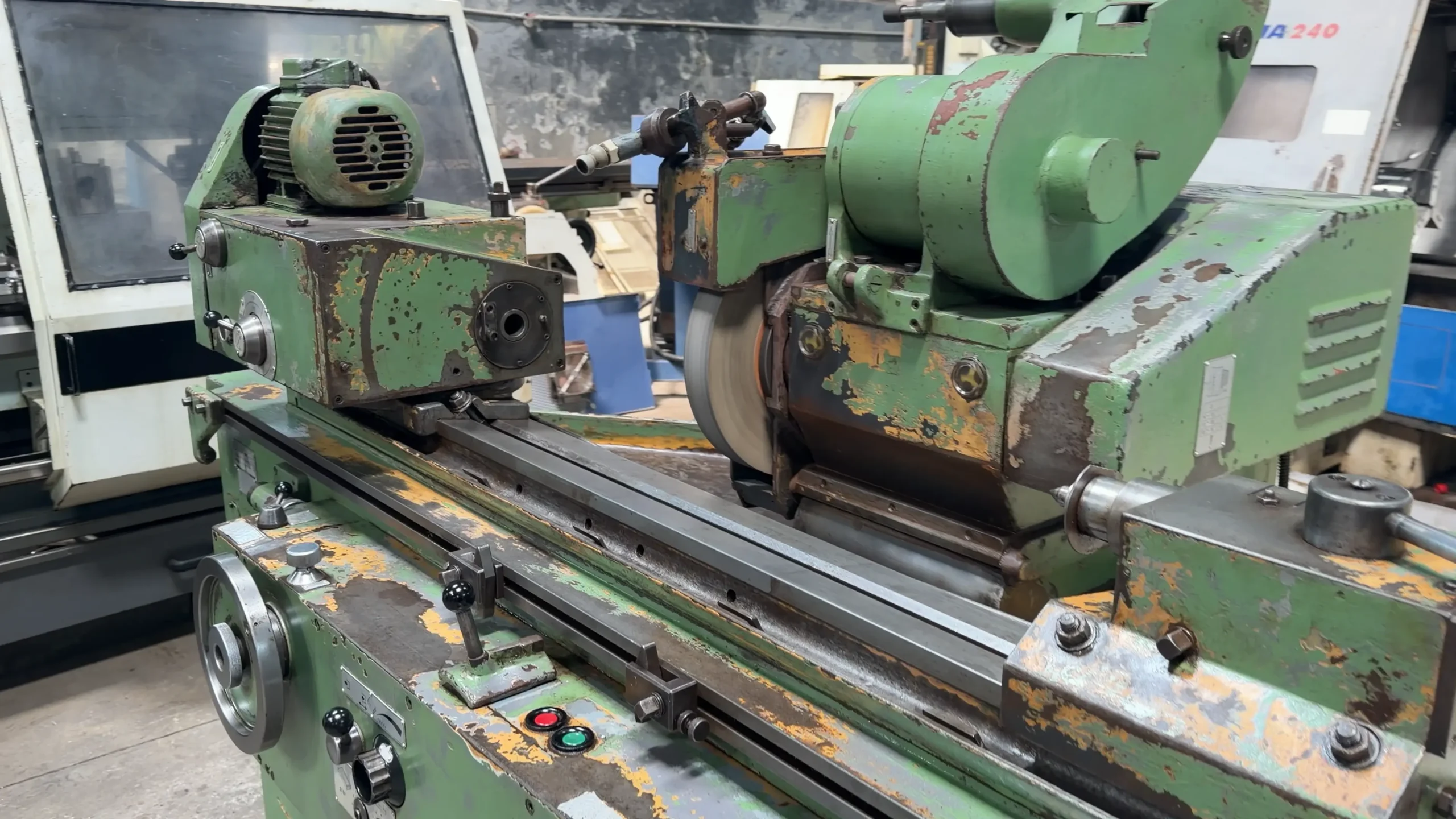 Buy the MSG 250-850 cylindrical grinder from Rudra Machinery. Used conventional grinding machine for precision cylindrical grinding and industrial applications.