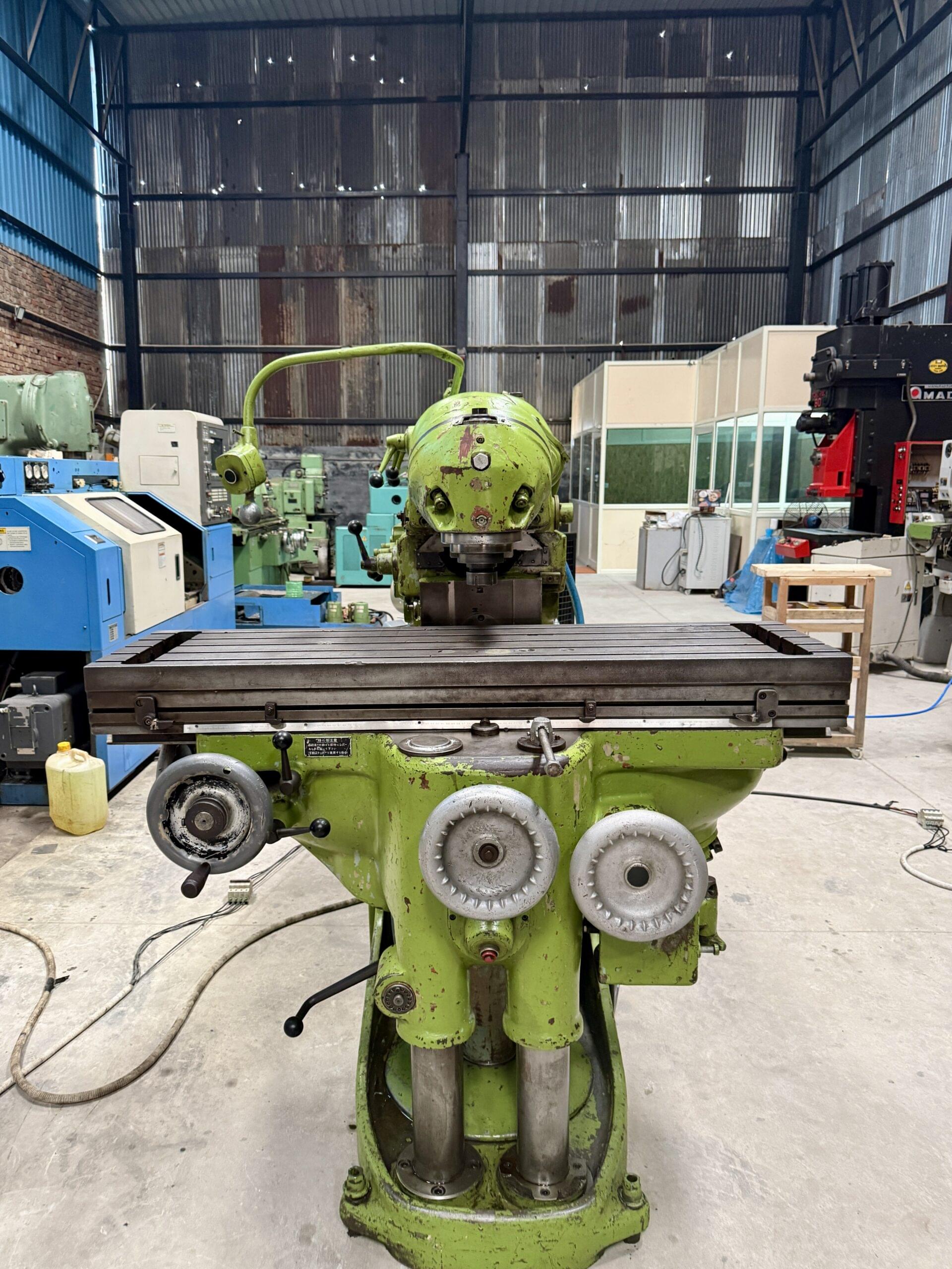 Universal milling machine